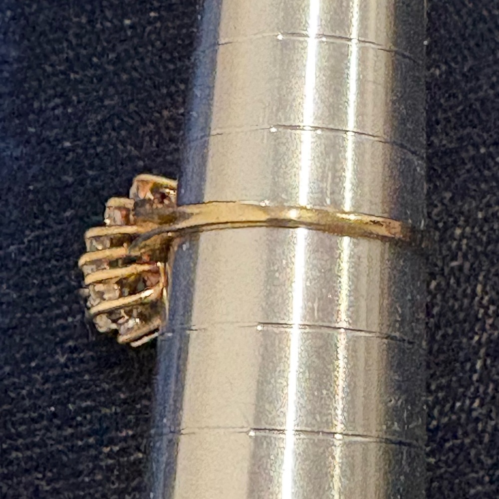 Vintage 10K (Stamped) Yellow Gold & Natural, Mined Diamond, Cluster Ring. Size 7 - Picture 5 of 6